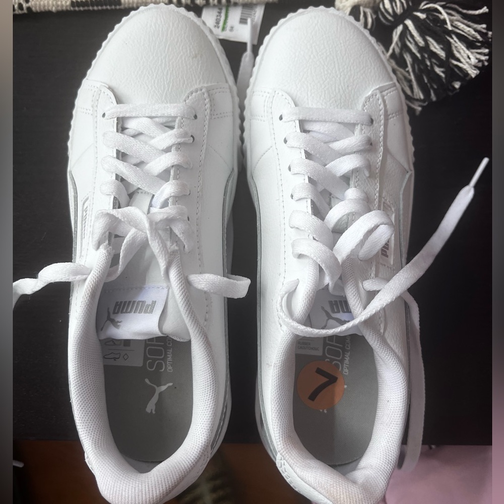 Woman’s size 7 puma tennis shoes